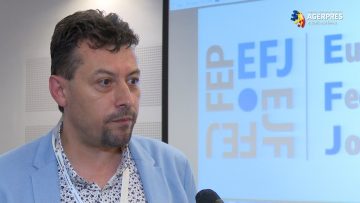 Cristi Godinac: Jurnaliştii români sunt sub presiune; principala presiune este cea politică
